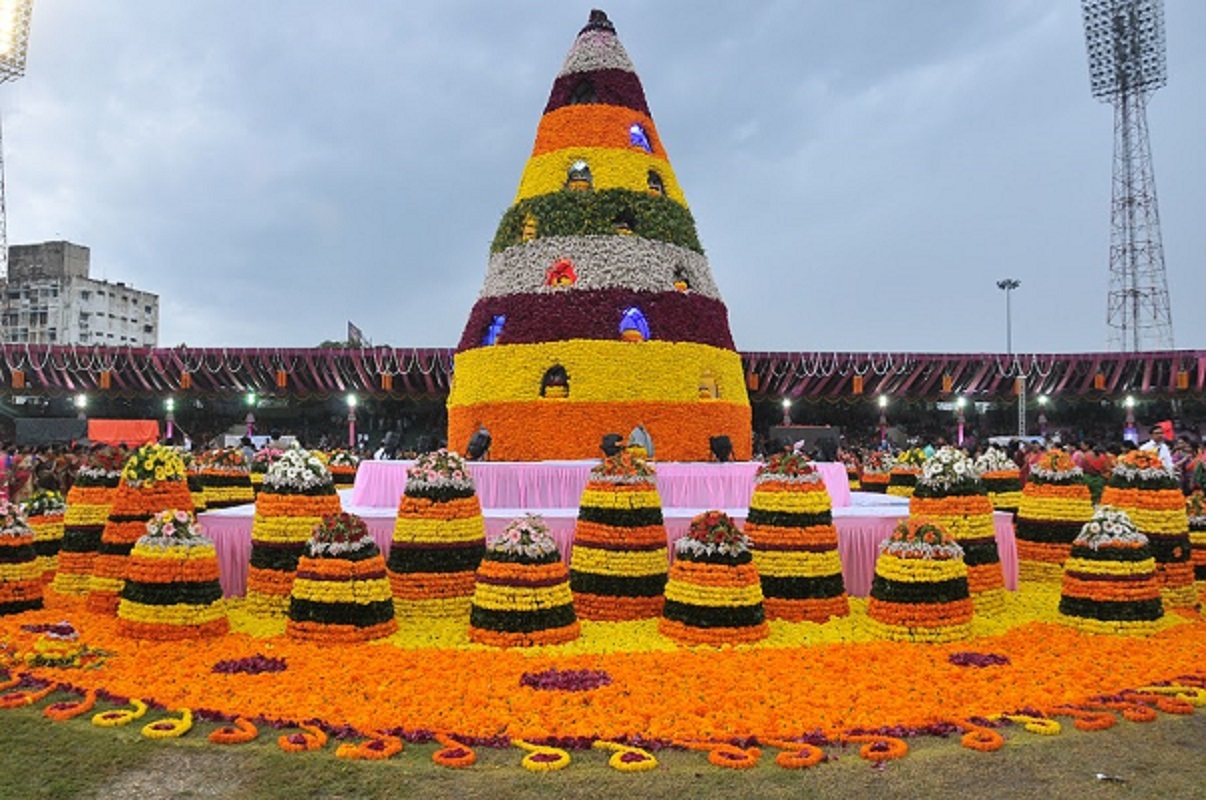 bathukamma vedukalu hd wallpapers,saddula bathukamma sambaraalu telugu  quotes hd wallpapers,saddula bathukamma hd greeting… | Invitations, Reggae  art, Psd templates